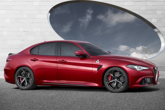 2. Szénben gazdag: az Alfa Giuliában szénszálas anyagból készült egy sor funkcionális és szerkezeti elem, a kardántengelytől a tetőlemezen át az ülések vázáig. A fékek karbon-kerámia darabok. Alumíniumból van számos vázelem és a futómű. Az eredmény: 50/50 tömegelosztás és 3 kg/LE alatti tömeg/teljesítmény arány.
