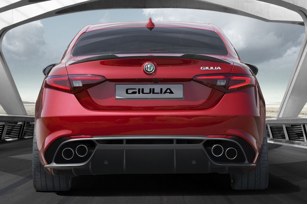 5. A differenciálmű aktív nyomatékvektor szabályozása és az egyedi hangolt futómű állítólag olyan finom vezethetőséget nyújt, ami szinte feleslegessé teszi az ESP beavatkozását.