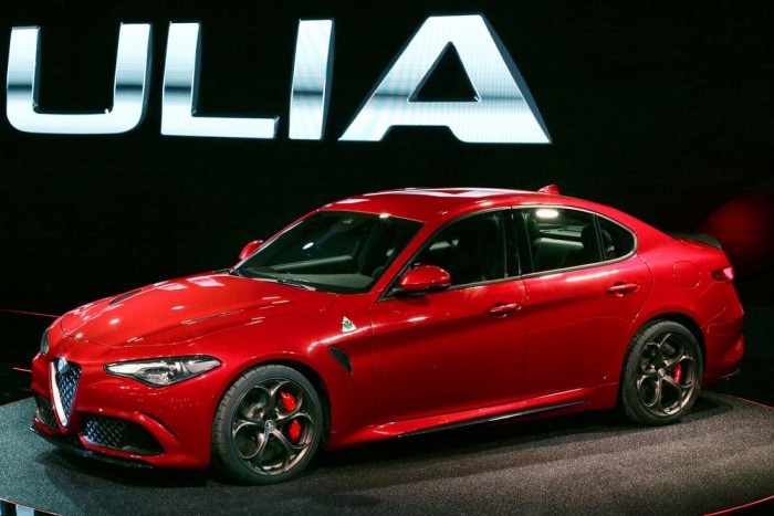 1. A csúcson kezdik: az alább leírtak mind arra a Quadrifoglio Verde csúcsmodellre vonatkoznak, amelynek 510 lóerős V6-os motorját Ferrari know-how felhasználásával gyártották. Az autó 3,9 másodperc alatt gyorsul százra, de ha spórolni akarunk, három hengerrel fut.
