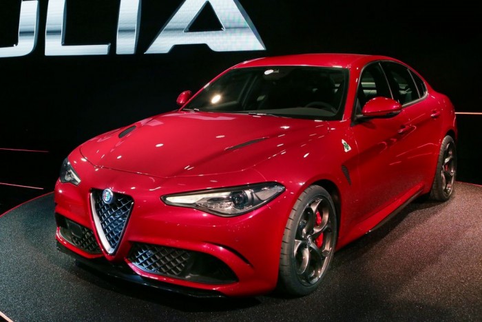 3. Kategóriájának legközvetlenebb kormánygépét ígéri a Giulia. Ehhez Manettino jellegű kezelőszerveket illesztettek a volánra, legalábbis a sajtóközlemény erre enged következtetni, de fotók egyelőre nincsenek a cuccról.