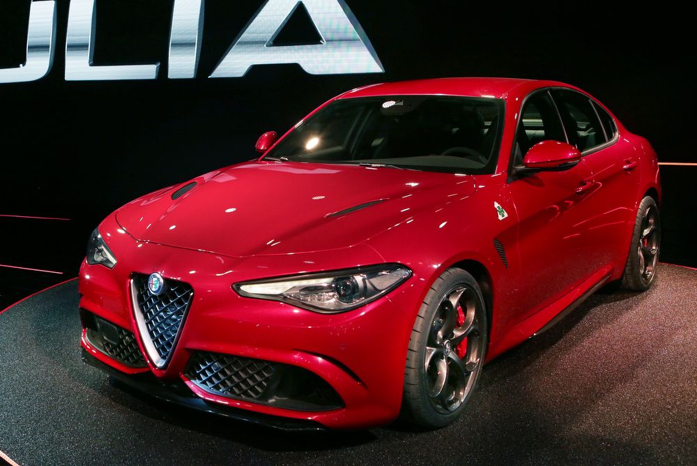 3. Kategóriájának legközvetlenebb kormánygépét ígéri a Giulia. Ehhez Manettino jellegű kezelőszerveket illesztettek a volánra, legalábbis a sajtóközlemény erre enged következtetni, de fotók egyelőre nincsenek a cuccról.