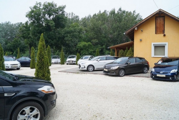 Használt villanyautók a magyar piacon 9 Egy teljesen átlagos, jó minőségű használt kocsikat áruló fővárosi kereskedés udvara: a képen három hibrid és egy villanyautó látható, de nem szándékos a villamosítás, itt a forradalom