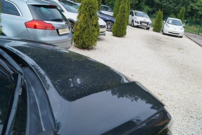 Használt villanyautók a magyar piacon 10 Egy RX450h, egy 508RXH és egy 3008-as hibrid sorában áll a Leaf - ezen a fotón több a hibrid/elektromos autó, mint a hagyományos. A kereskedő esküszik, hogy nem direkt csinálják