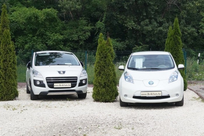 Hibrid és villanyautó a budai kereskedésben