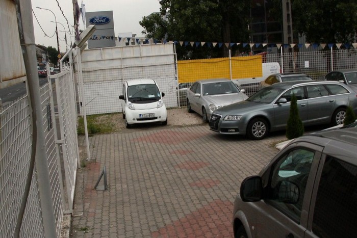 Használt villanyautók a magyar piacon 6 Ezt a kereskedést nem találtuk nyitva, csak messziről lőttük meg a 3,8 millióra taksált Peugeot iOnt