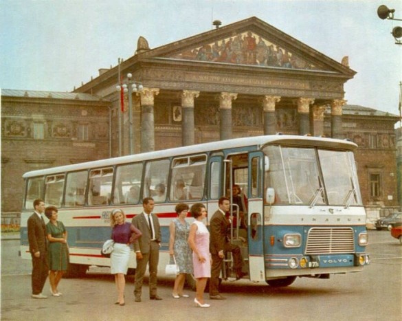 Ikarus 657-es egy korabeli fotón a Hősök terén, a Műcsarnok épülete előtt 