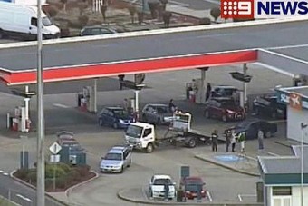 Vizezett benzin miatt robbantak le autók