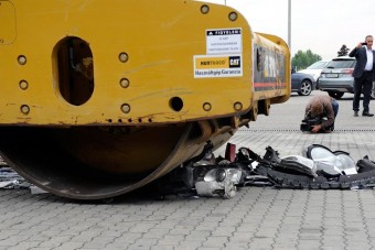 A nap képe: NAV-os úthenger alatt a hamis autóalkatrészek