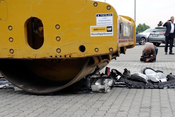 A nap képe: NAV-os úthenger alatt a hamis autóalkatrészek