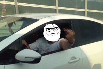 Így bünteti a sors a bunkó autóst