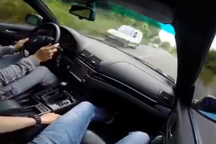 A szerb BMW-s nem csak saját életével játszik