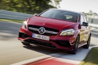 Korábban már pedzegettük, hogy megnő az A 45 AMG modell teljesítménye. Akkor 400 lóerősre saccoltuk a kétliteres motort, mostanra kiderült, hogy "csupán" 381 lovas, ám ez is elég ahhoz, hogy visszavegye az Audi RS3-tól a kategória legerősebbjének járó plecsnit.