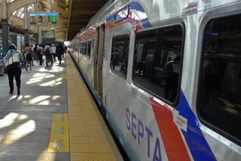 Gyerekével együtt verte meg a bliccelőt az ellenőr