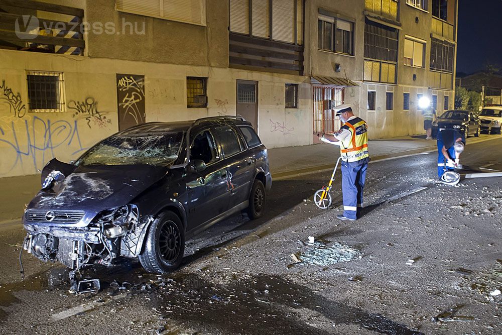 A nap képe – összeroncsolódott autó Budapesten 5