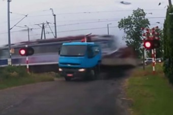 Mint rongyot tépi szét a teherautót egy száguldó vonat