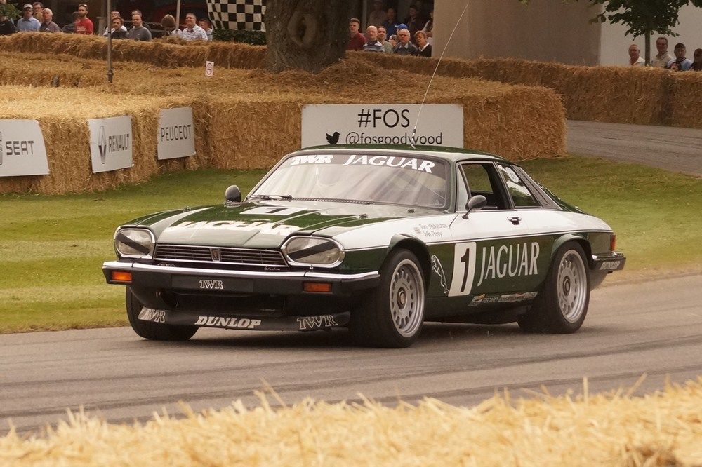 Még azzal a szigszalag-csíkkal is elegáns a Jaguar XJS, 1983-ból