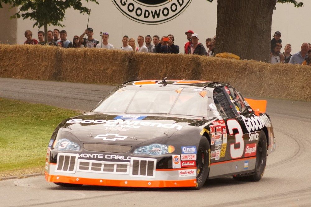 Chevrolet a Nascarból, rajzolt fényszórókkal