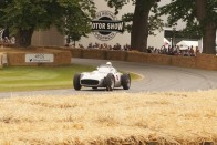 A Mercedes W196, Stirling Moss első GP-győztes autója - a 85 éves Moss maga vezette Goodwoodban