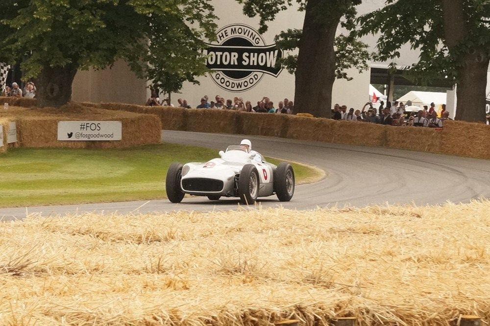 A Mercedes W196, Stirling Moss első GP-győztes autója - a 85 éves Moss maga vezette Goodwoodban