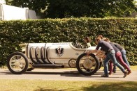 Teljesen normális volt, ha egy-két öreg fenevad nem indult. Az 1909-es Benz 2,5 literes négyhengerese is beugrott simán a tolásra