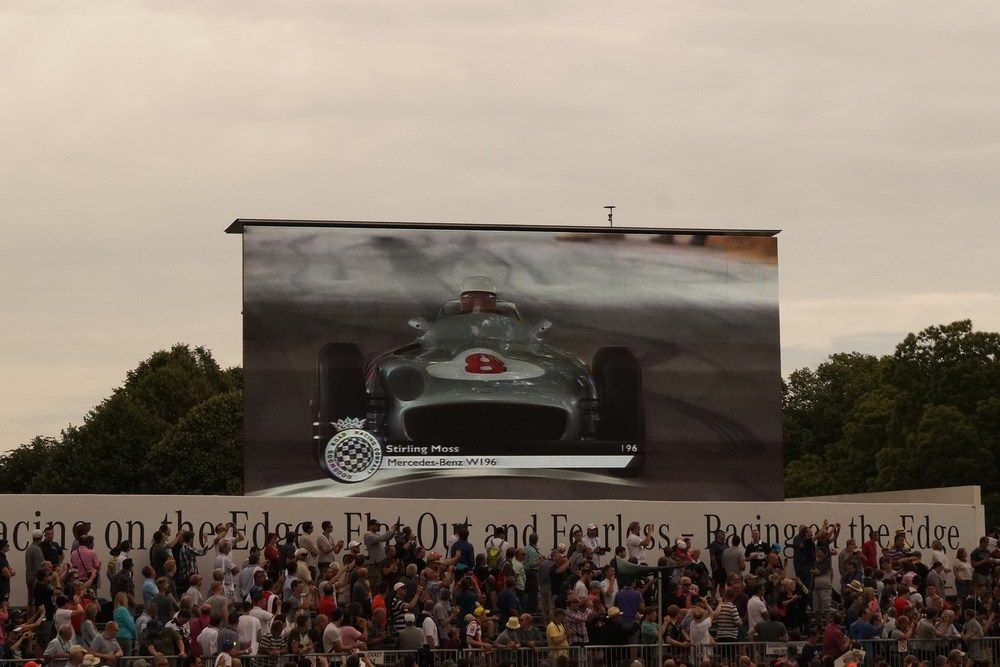 Stirling Moss, a 85 éves élő legenda kaptat fel a hegyre a W196-os Mercedesszel, amivel 60 éve nyert először GP-t