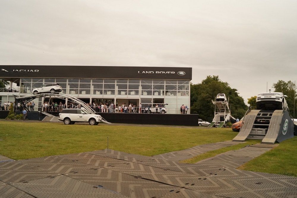 A Land Rover impozáns gyakorlópályát hozott, a hidraulikus emelőkkel felturbózott pályán utaztatta a vevőjelölteket