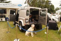 Elegánsan berendezett birtokjáró Land Rover, műanyag kutyával