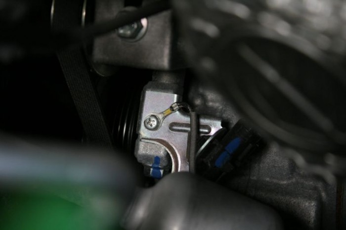 Ilyen, amikor profi gyilkol a kocsiban 6 | Vezess A légkondicionáló kompresszorát a motor ékszíjról hajtja, és mivel normál forgalomban a motor pl. 120 lóerős teljesítményéből csak 15-20-at használunk, a klímakompresszor pár kilowattos teljesítményigényét megérezni, ha bekapcsol