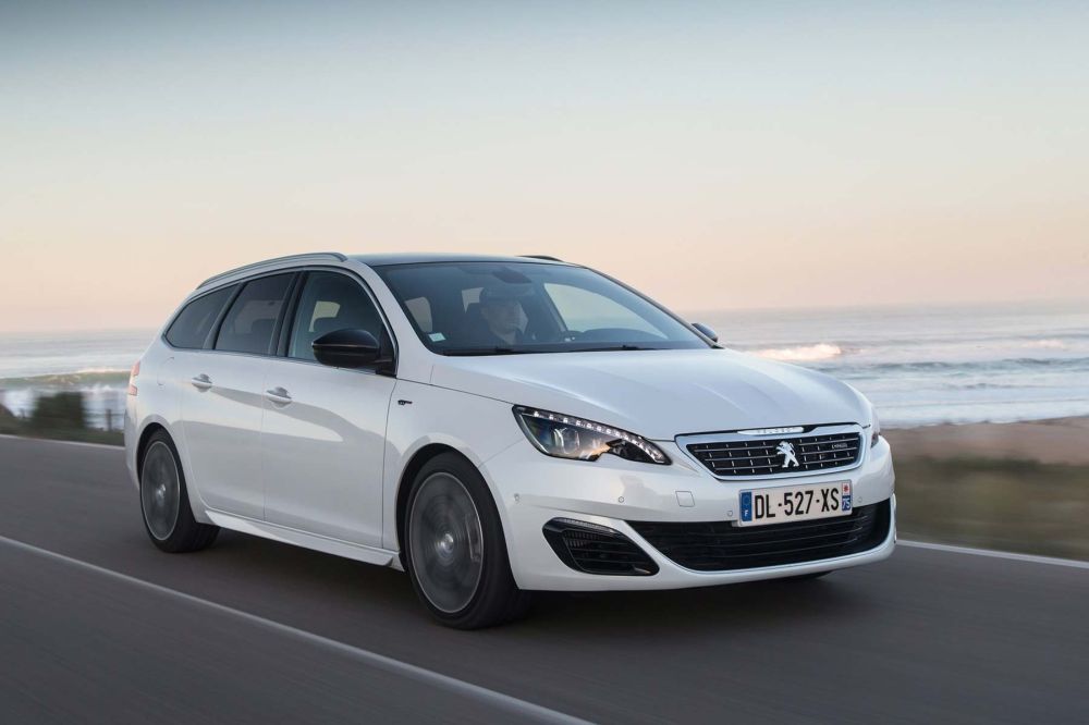 919 500 forintos kedvezménnyel 8,3 millió forintból jött volna ki a kompakt kombi az erős dízelmotorral és a szériában járó automatikus váltóval