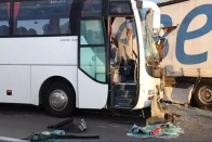 Gyerekekkel teli busz ütközött kamionnal az M6-osnál 10