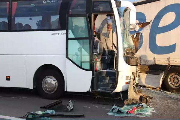 Gyerekekkel teli busz ütközött kamionnal az M6-osnál 4