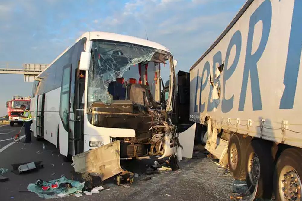 Gyerekekkel teli busz ütközött kamionnal az M6-osnál 8