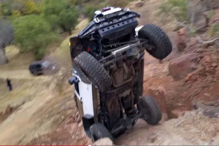 Dobj el mindent, ezt a pengeélen táncoló Jeepet látnod kell