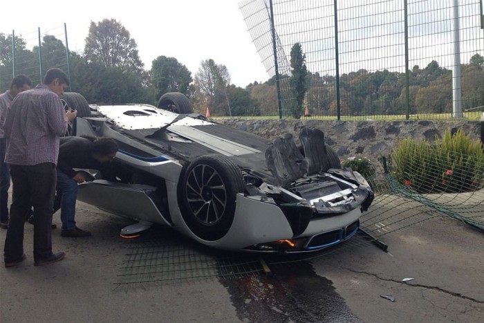 Egy újságíró tetőre vágta a BMW i8-at 4