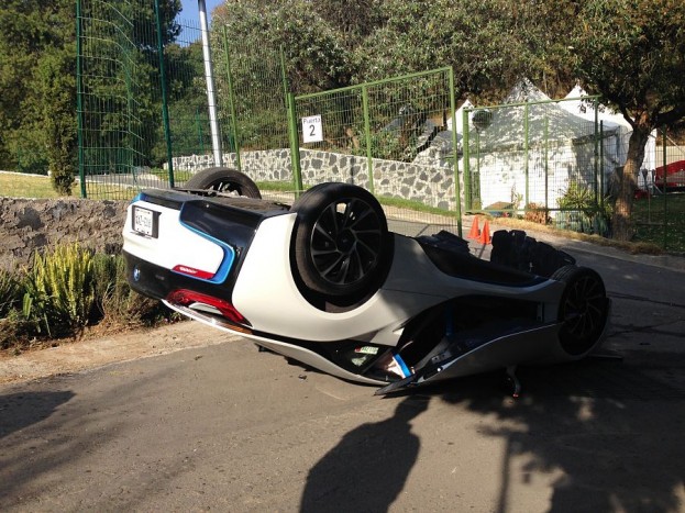 Egy újságíró tetőre vágta a BMW i8-at 6