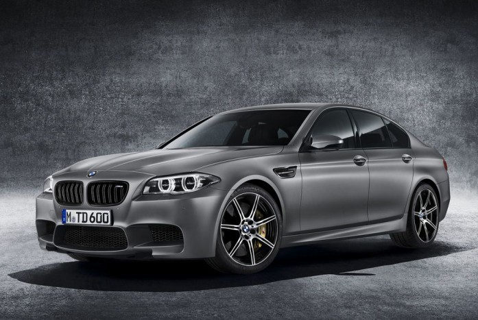 Különleges szériával emlékezik meg az M5 harmincadik születésnapjáról a BMW. Az évfordulós modell minden idők legerősebb sorozatgyártású BMW-je. 