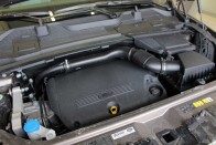 Erőteljes, de pörgetve hangos a Peugeot eredetű, 2,2 literes dízelmotor. Hamarosan érkezik a saját fejlesztés