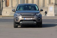 Elsőként vezethettük Magyarországon a Land Rover Discovery Sportot. A származása kicsit zűrös, de azért van, amiben jobb a BMW X3-nál is.