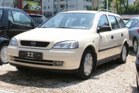 6. Opel Astra, 810 db. Másodkézből is kapósak az Opelek. A legtöbb a G Astrából kap magyar rendszámot, a 2003-2009 közötti H-ból 220 jött be három hónap alatt. A Data House statisztikája külön feltünteti a kabriókat: a H Astra Twintopból 8, a korábbi generációkból 15 darab jött be nyugatról