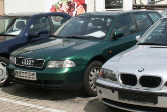 Tovább ömlik az öreg használt autó az országba