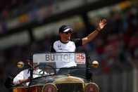 F1: Egy darab papír nyugtatta le Rosberget és Hamiltont 63