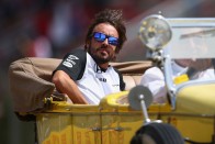 F1: Egy darab papír nyugtatta le Rosberget és Hamiltont 64