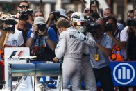 F1: Egy darab papír nyugtatta le Rosberget és Hamiltont 100