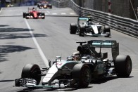 F1: Hamilton imádkozni állt félre Monacóban 54