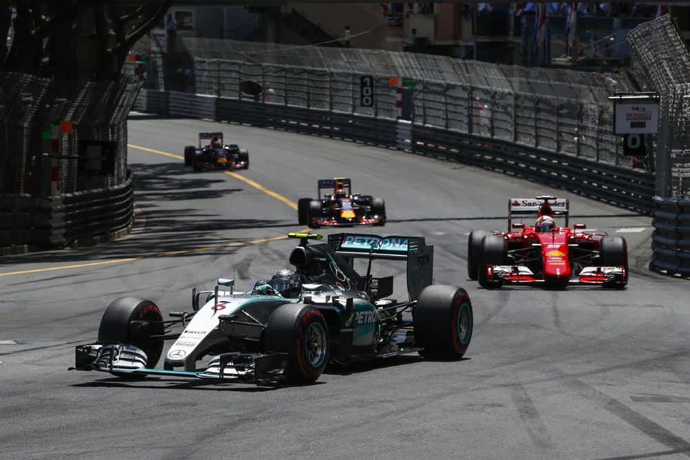 F1: Hamilton imádkozni állt félre Monacóban 16