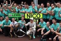 F1: Hamilton imádkozni állt félre Monacóban 77