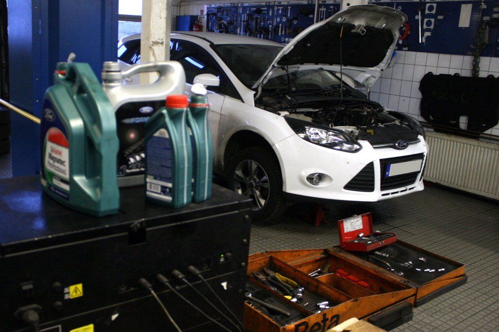 81970_677854_1000x700.jpg | Vezess | Vezess Ha a nyaralás idejére esik, vagy nem sokkal az után esedékes, érdemes előrehozni az éves karbantartást. Cseréljük vagy cseréltessük le az olajat, az olajszűrőt; a poros téli időszakban eltömődött levegőszűrőt kitisztítva vagy cserélve nem csak a fogyasztást csökkenthetjük, de autónk üzembiztonsága is nő. Ha Fordunk van, szerencsénk is van: a Motorcraft 5+ szakszerviz keretében most az öt évnél idősebb modelleket különösen kedvező áron készítik fel.