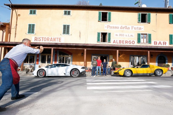 Összehasonlító teszt: Lamborghini Huracán és Miura 8 Mintha a Cannes-i Filmfesztivál vörös szőnyegén állnánk, tucatszámra készülnek a fotók a Miuráról és a Huracánról