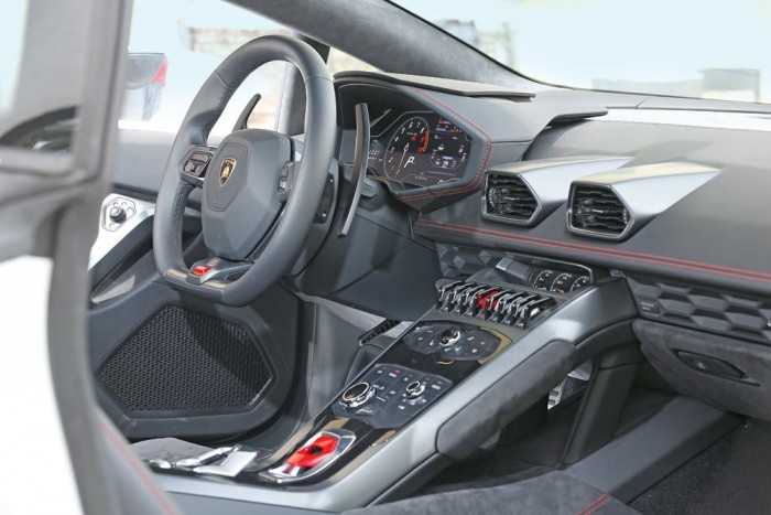 Összehasonlító teszt: Lamborghini Huracán és Miura 4 Egy képaláírásba nehéz lenne belezsúfolni, hogy mennyiféle lehetőséget kínálnak a Huracán kezelőszervei