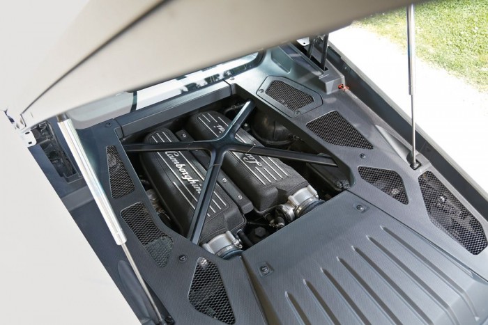 Összehasonlító teszt: Lamborghini Huracán és Miura 7 A Huracán hátuljában így már hosszában beépített motor lapul, amely a Miuráéval ellentétben "csak" tízhengeres, de így is 610 lóerős